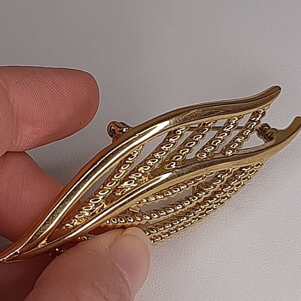 TRIFARI Vtg Gold-Tone Double Leaf Open Work Brooch Pin w/ texture LARGE 3" - Picture 2 of 10